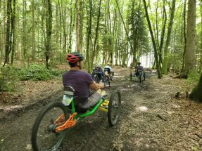 Un groupe de cycliste dans les bois en VTT handisport