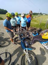 Le formateur finit la réparation d'une crevaison