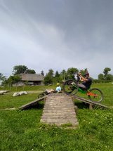 Un cycliste monte sur un mmodule en bois