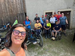 Le groupe pose devant la grange d'Handiventure Léman avec Nora de l'IRFH en premier plan