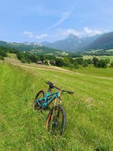 VTT sur un chemin herbeux devant la dent d'Oche