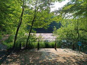 petit lac avec balustrade aménagée