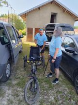 deux sportifs handisport préparent un VTT