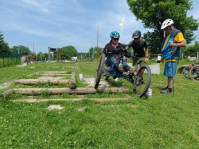 une vététiste roule sur un obstacle en dévers en Jeetrike